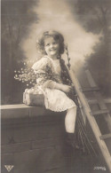 ENFANTS - Petite Fille Assise Sur Un Mur Des Fleurs à La Main - Un Panier D'oeufs Posé ... - Carte Postale Ancienne - Altri & Non Classificati