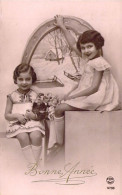 ENFANTS - Petit Fille Assise Des Fleur à La Main - Carte Postale Ancienne - Autres & Non Classés