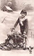 ENFANTS - Jeune Fille Pousse Une Charette De Fleur - Village Enneigé - Carte Postale Ancienne - Autres & Non Classés