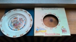 PIATTO ROYAL DOULTON CERAMICA BUNNYKINS "HAPPY BIRTHDAY" NUOVO Con Scatola - Royal Doulton