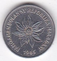 Madagascar 1 Franc 1965. Buffle / Fleur, En Acier Inoxydable, KM# 8 - Madagaskar