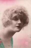 Fantaisie - Femme Blonde Sur Fond Rose - Portrait - Carte Postale Ancienne - Donne