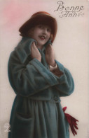 Fantaisie - Femme Qui Releve Son Col De Veste - Bonne Année - Carte Postale Ancienne - Femmes