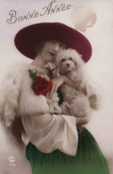 Fantaisie - Femme Avec Un Chien Dans Les Bras Et Chapeau Rose - Bonne Année - Carte Postale Ancienne - Femmes