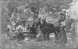 ANIMAUX &FAUNE - CHEVAUX - Halte Devant L'Auberge  - Carte Postale Ancienne - Cavalli