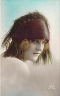 FEMMES - Jeune Femme Brune Un Bandeau Rouge Dans Les Cheveux - Carte Postale Ancienne - Women