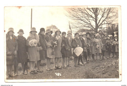 Jeunes Filles .Commemoration .Inauguration Monument Aux Morts ?. Carte Photo Non Située. - Monuments Aux Morts