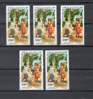 MADAGASCAR  PA  N° 100  CINQ TIMBRES  NEUF SANS CHARNIERE  COTE 30.00€    DANSE - Madagascar (1960-...)