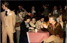 President Jimmy Carter And Mrs Carter Enjoyiong Barbecue Dinner On South Lawn Of The White House July 1979 - Présidents