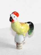 ANCIEN BOUCHON DOSEUR BEC VERSEUR, PORCELAINE PEINT MAIN, COQ CHANT ANIMAL H:9cm / ART DE LA TABLE (1505.5) - Autres & Non Classés