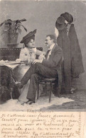 COUPLES - Un Homme Assis Sur Une Chaise Courtise Une Jeune Femme - Cigarette - Chapeau - Carte Postale Ancienne - Couples