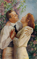 COUPLES - Un Couple S'enlace Tendrement - Carte Postale Ancienne - Couples