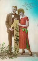 COUPLES - Un Couple Debout Tenant Le Chiffre 1 - Gui - Houx - Carte Postale Ancienne - Paare