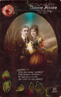 COUPLES - Un Couple Debout Du Gui Dans Les Mains - Fleur - Houx - A Toi Mon Amour Ardent ! - Carte Postale Ancienne - Coppie