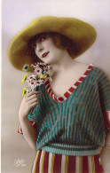 FEMMES - Jeune Femme Tient Des Paquerettes Dans La Main - Pull Rayé - Chapeau - Carte Postale Ancienne - Women