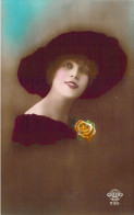 FEMMES - Jeune Femme Au Chapeau - Rose Jaune - Carte Postale Ancienne - Femmes