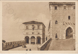 CARTOLINA  REPUBBLICA DI S.MARINO-IL VECCHIO PALAZZO DEL GOVERNO E LA PORTA DI POGGIO CASTELLANO-secolo XV-NON VIAGGIATA - San Marino