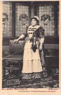 FEMMES - Une Femme Debout Devant Une Chaise - Longue Robe - Tapis - Vitraux - Carte Postale Ancienne - Mujeres