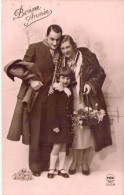 FETES & VOEUX -  Un Couple Et Leur Enfant - Manteau - Panier - Fleur - Bonne Année - Carte Postale Ancienne - Nouvel An