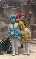 FETES & VOEUX - Enfants En Tenue D'hiver Coupent Un Sapin - Bonnets - Bonne Année - Carte Postale Ancienne - Nouvel An