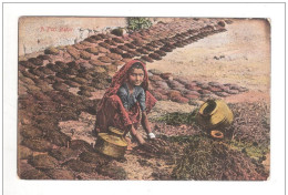 A FUEL MAKER Women Molds Peat In Large Pie-shapes India Old Postcard - Inde