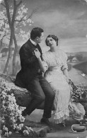 Couple Sur Un Banc Chapeau Canne Regard Vers Le Ciel - Parejas