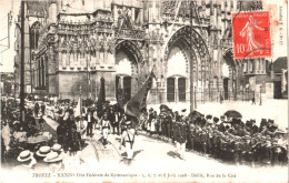 CPA 10 (Aube) Troyes - XXXIVe Fête Fédérale De Gymnastique, 5 Au 8 Juin 1908. Défilé, Rue De La Cité TBE - Gymnastiek