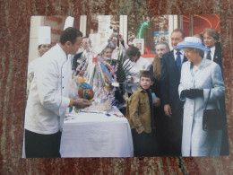 3 Cartes De La Reine Elisabeth II En Visite à PARIS Rue Montorgueil Le 6 Avril 2004 - Collections & Lots