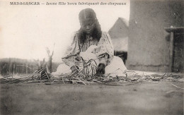 Madagascar - Jeune Fille Hoya Fabriquant Des Chapeaux - Messageries Maritimes - Carte Postale Ancienne - Madagascar