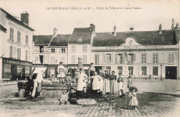 77 - LA FERTE GAUCHER - S17448 - La Place De L'Hôtel De Ville - Grand Café Français Caisse D'Epargne Garnier - L23 - La Ferte Gaucher