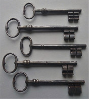 - Lot De 5 Anciennes Grosses Clés - Clef - - Ferro Battuto