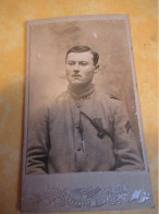 Photo Ancienne/ Militaria /Sous Officier En Buste Du 44 éme Avec Croix De Guerre Et Citation/Vers 1914-1918     PHOTN551 - Tabak