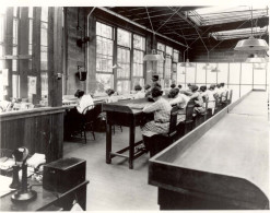 Radium Girls à Leur Table De Travail à La Radium Corporation USA US Radium Dial Painters Horlogerie Watches (Photo) - Métiers