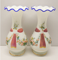 -2 VASES OPALINE XIX Déco PETITES FLEURS & ROSES PEINTES BORDS FESTONNES BLEUS  E - Vasen