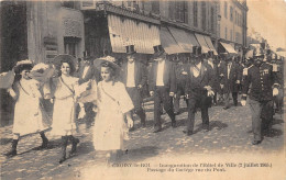 94-CHOISY-LE-ROI- INAUGURATION DE L'HÔTEL DE VILLE 2 JUILLET 1905 PASSAGE DU CORTEGE RUE DU PONT - Choisy Le Roi