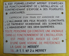 PLAQUE EMAILLEE S N C F DE PREVENTION PASSAGE A NIVEAU GARE DE MERREY (52) 372mmx310mm - EMAIL GIPOD A BELLEFONTAINE - Enameled Signs (after1960)