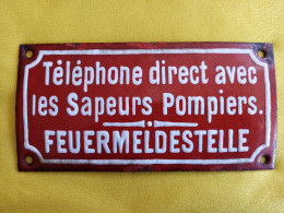 PLAQUE EMAILLEE BOMBEE TELEPHONE DIRECT AVEC LES SAPEURS POMPIERS AVEC TEXTE EN ALLEMAND FEUERMELDESTELLE 162mmx80mm - Altri & Non Classificati
