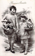 ENFANT - Portrait - Enfant - Deux Filles Se Tiennent La Main Avec Leur Panier - Carte Postale Ancienne - Portraits