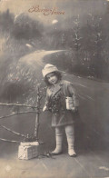 ENFANT - Portrait - Enfant - Fillette Au Bonnet Et Manteau Tient Un Paquet Et Des Fleurs - Carte Postale Ancienne - Retratos