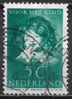 Plaatfout Blauwgroen Krasje In De Rechteronderhoek In 1937 Kinderzegels 5 + 3 Cent Donkergroen NVPH 303 PM 3 - Variétés Et Curiosités