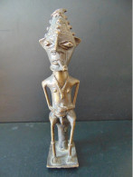 Statue Du Niger En Cuivre ?? " Homme Assis Qui Fume La Pipe " ( 24 X 7 X 5 Cm, Poids 870 Gr ) - Afrikaanse Kunst