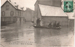 CPA 10 (Aube) Troyes - Les Inondations De Janvier 1910. La Rue Du Voyer, Barque De Sauvetage TBE éd. S. Brunelair - Overstromingen