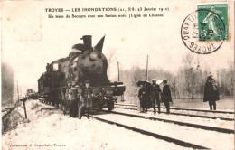 CPA 10 (Aube) Troyes - Les Inondations De Janvier 1910. Un Train De Secours Avec Son Fanion Noir (Ligne De Châlons) TBE - Overstromingen