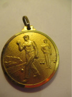 Pétanque/ Médaille De Sport/ Un Joueur Va Pointer  / Vers 1950-1980       SPO415 - Boule/Pétanque
