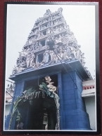 SINGAPORE POSTCARD COLORED AN OLD HINDU TEMPLE IN SINGAPORE - Singapour