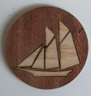 Magnet Marqueterie Bois Bateau à Voile Fond Fonce - Transporte