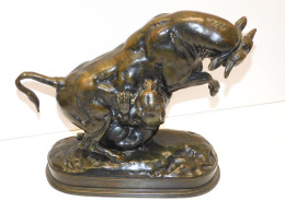 -SUJET SCULPTURE BRONZE SIGNE BARYE F BARBEDIENNE FONDEUR TAUREAU ET TIGRE E - Brons