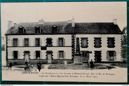 56 Morbihan Questembert Groupe D'enfants Devant La Gendarmerie Et La Colonne. RARE - Questembert