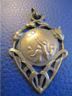 Médaille De Sport/BASKETTBALL/ Joueur Marquant Un Panier /  Bronze Avec Décor Floral //Vers 1930-1950       SPO443 - Otros & Sin Clasificación