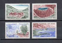 MADAGASCAR   N° 365 à 368   NEUFS SANS CHARNIERE  COTE 3.50€    PAYSAGE LAC - Madagascar (1960-...)